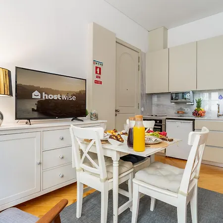 Host Wise - Colourful Cozy Flat Apartment *