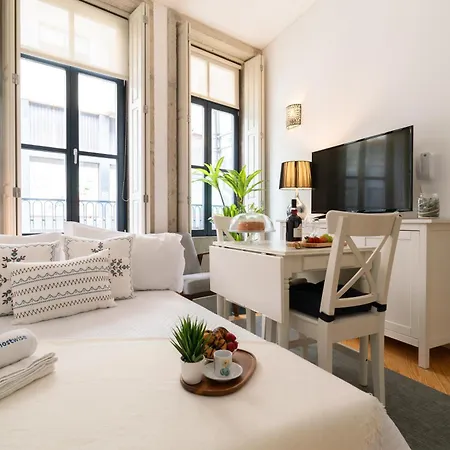 Host Wise - Colourful Cozy Flat