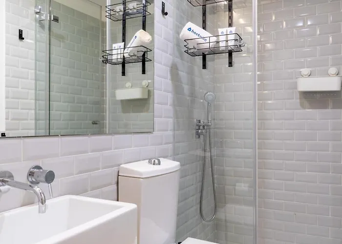 Host Wise - Colourful Cozy Flat *