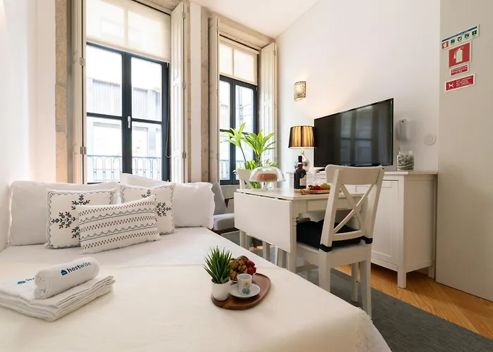 Host Wise - Colourful Cozy Flat