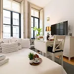 Host Wise - Colourful Cozy Flat